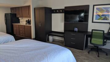 Premium bedding, in-room safe, desk, blackout drapes
