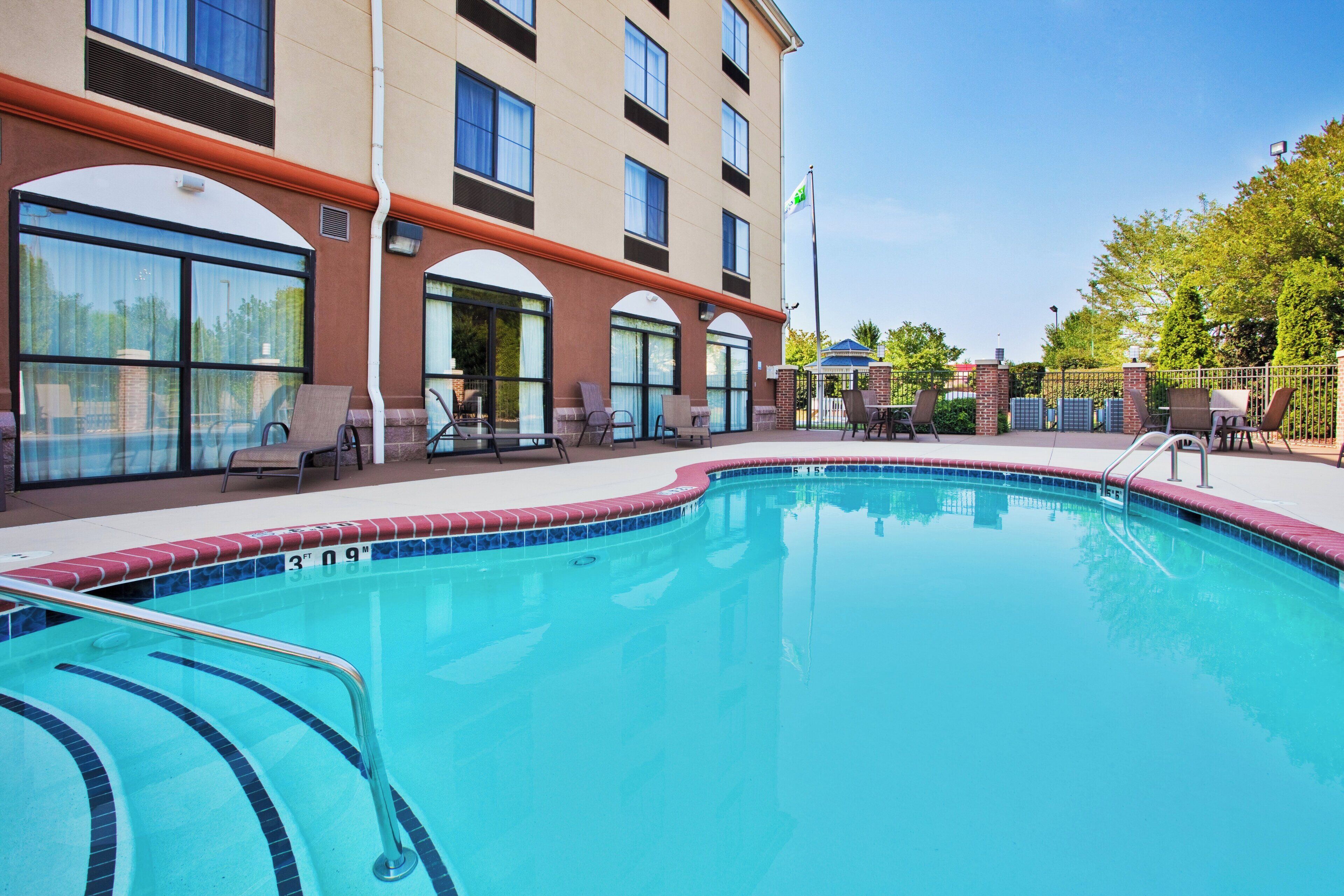 حمّام سباحة خارجي، مفتوح من 8:00 صباحًا إلى 8:00 مساءً، مقاعد للتشمس