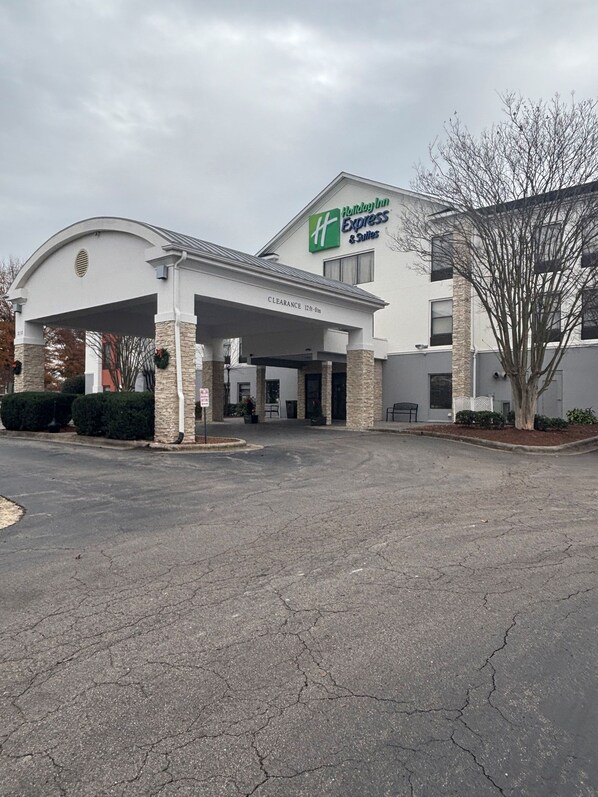 A Holiday Inn Express & Suites with a covered entrance and a parking lot. - Holiday Inn Express Hotel & Suites SANFORD by IHG (Sanford)