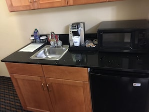 1 bedroom, Egyptian cotton sheets, premium bedding, down comforters