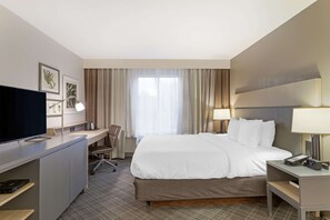 Chambre Standard, 1 très grand lit, non-fumeurs | Coffres-forts dans les chambres, bureau, fer et planche à repasser