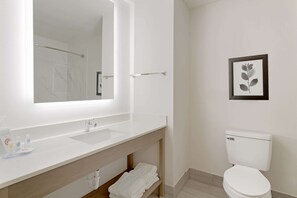 Quarto standard, 2 camas Queen, para não fumantes | Banheiro | Chuveiro/banheira combinados, produtos de toalete grátis