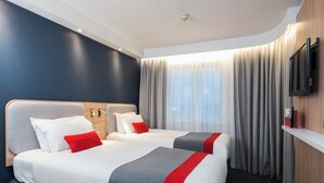 Kamar Standar, 2 Tempat Tidur Twin (with Free Hot Breakfast) | Meja kerja, ruang kerja ramah laptop, dan tirai kedap cahaya