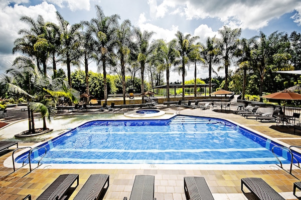 Kolam renang outdoor, dengan payung kolam renang