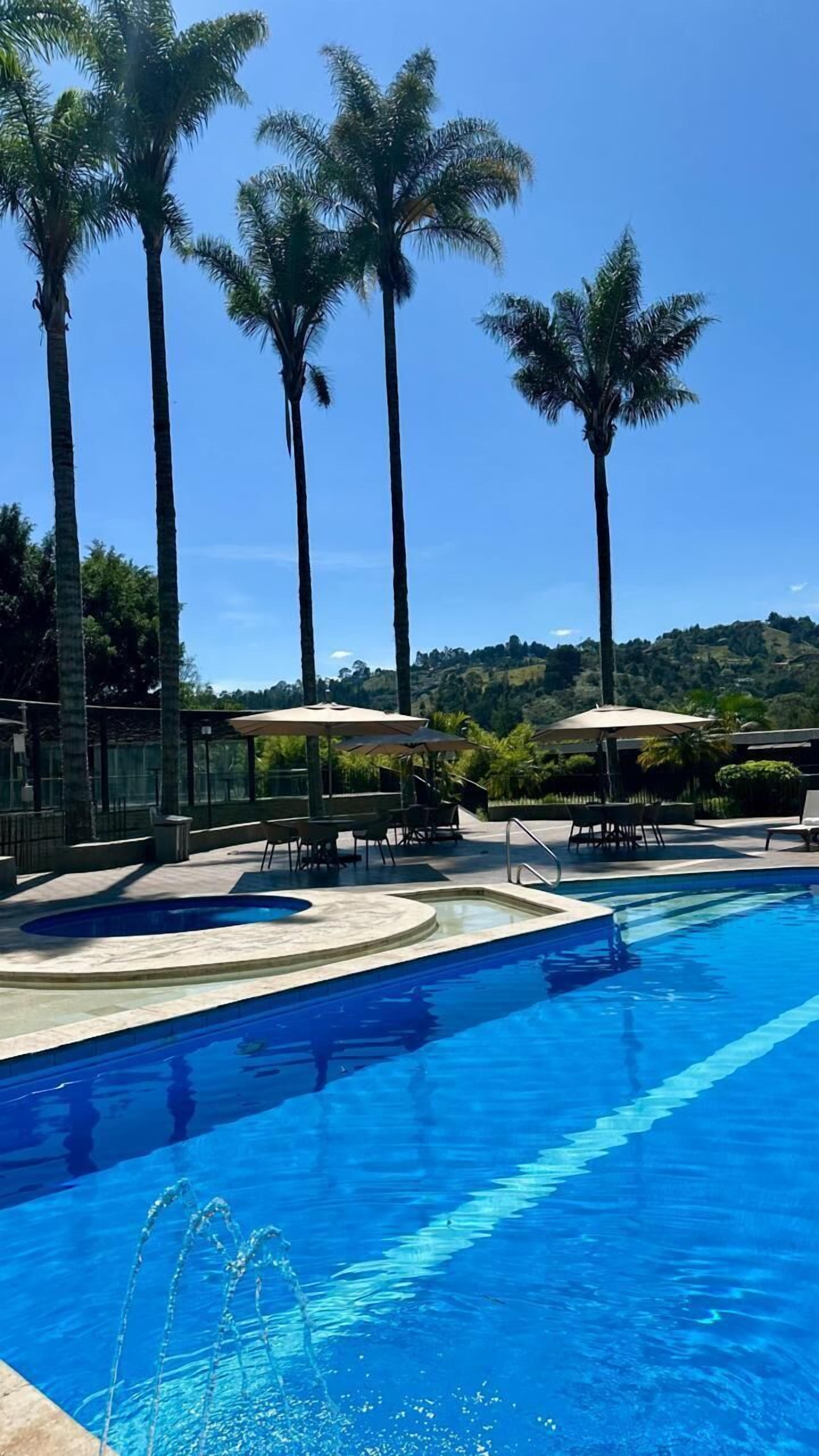 Piscine extérieure, parasols de plage
