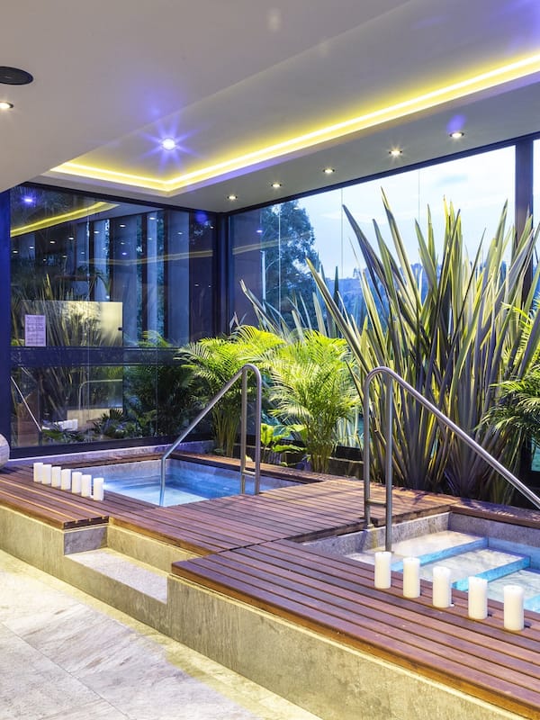 Sales de tractament per a parelles, sauna i banyera d'hidromassatge