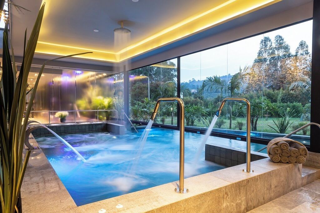 Salas de tratamiento para parejas, sauna y tina de hidromasaje 