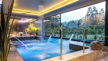 Salas de tratamiento para parejas, sauna y tina de hidromasaje