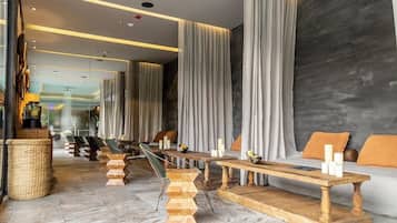 Salas de tratamiento para parejas, un sauna, una bañera de hidromasaje