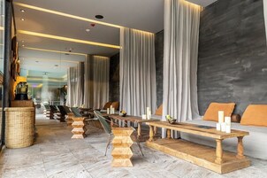 Salas de tratamiento para parejas, un sauna, una bañera de hidromasaje