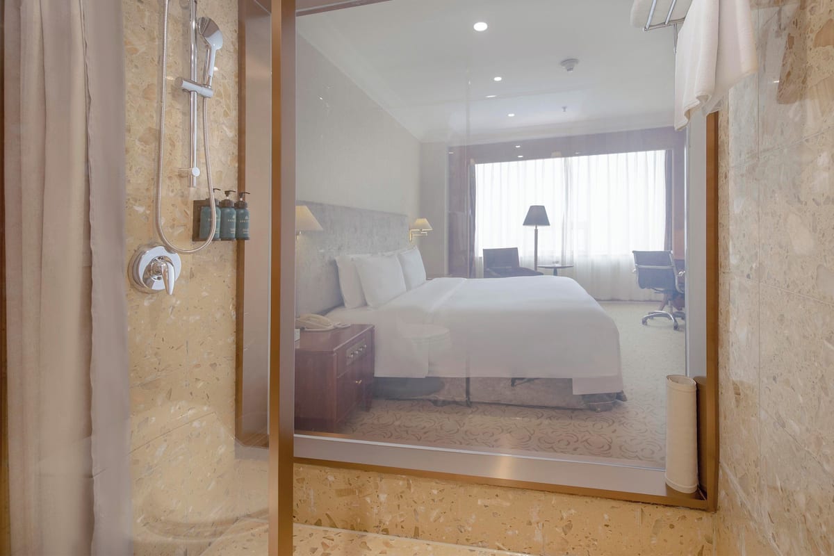 Standard Room, 1 King Bed | Down duvets, Select Comfort beds, minibar, in-room safe