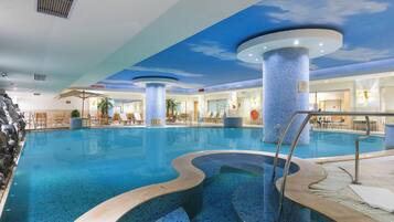 Kolam renang indoor