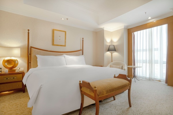 Selimut bulu angsa, tempat tidur Select Comfort, minibar, dan brankas