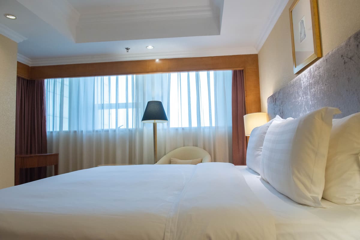 Chăn bông, nệm Select Comfort, minibar, két bảo mật tại phòng