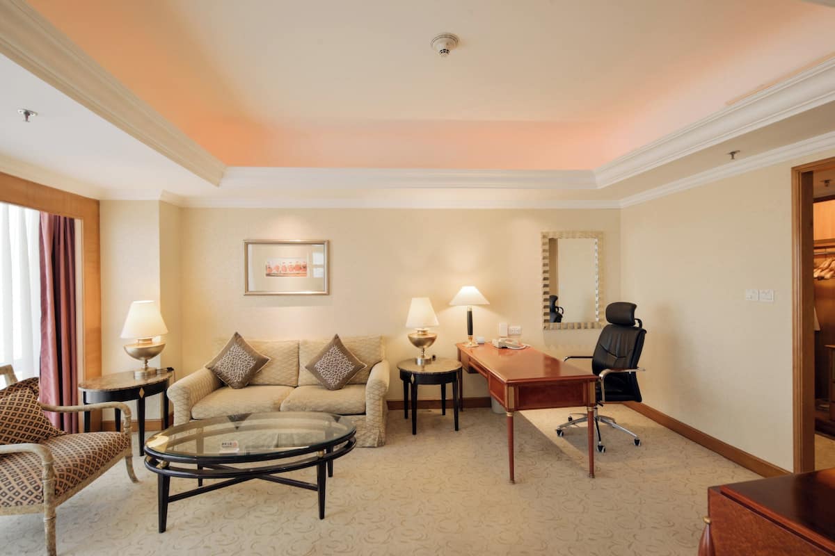 Business Suite (Executive) | Down comforters, Select Comfort beds, minibar, in-room safe