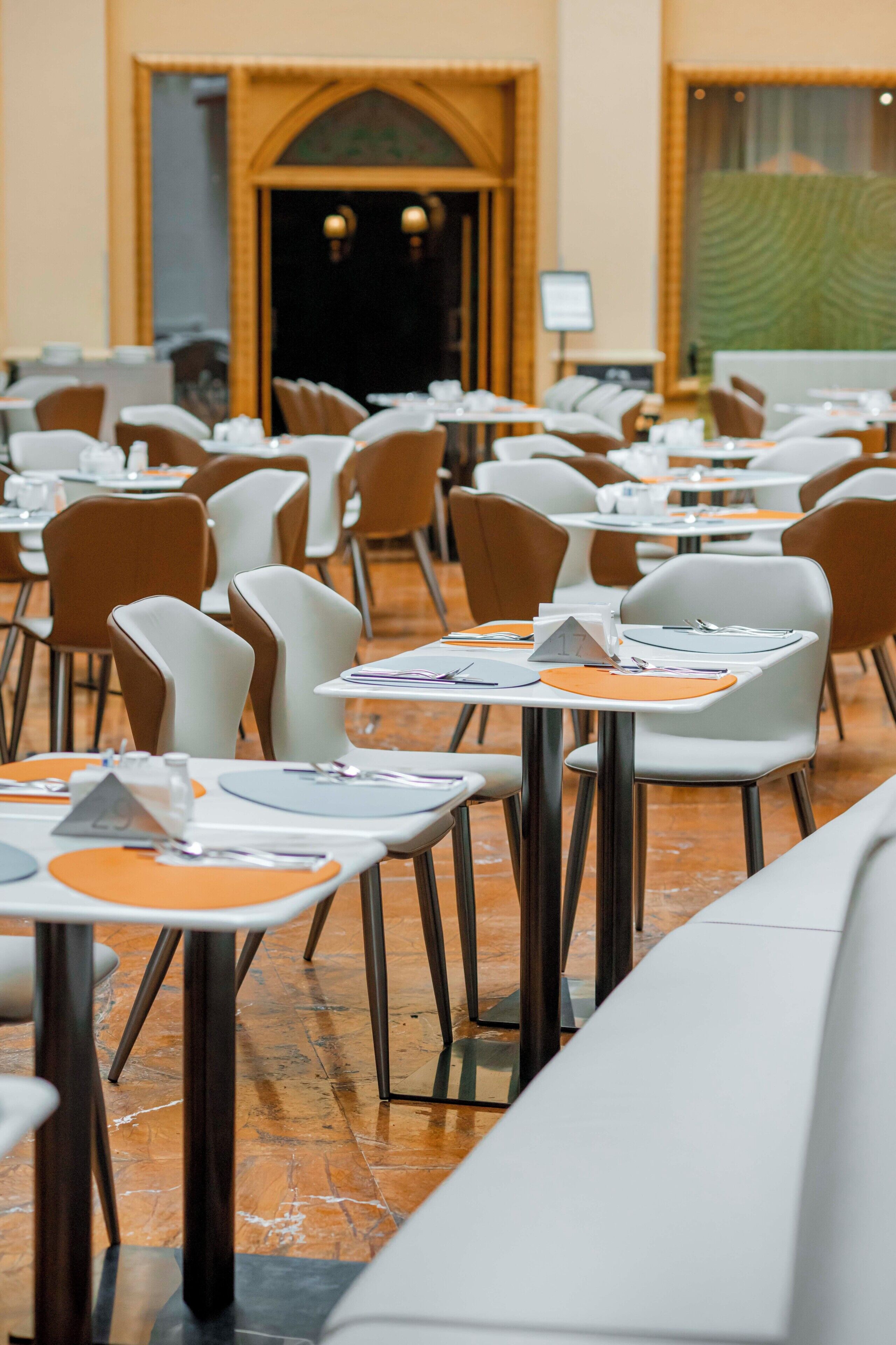 Une salle de conférence avec des tables et des chaises disposées pour une réunion.