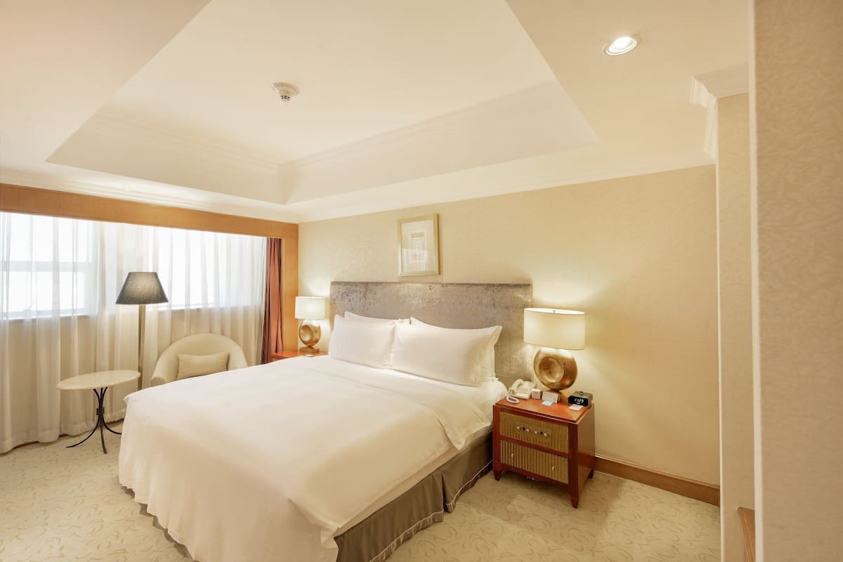 Chăn bông, nệm Select Comfort, minibar, két bảo mật tại phòng