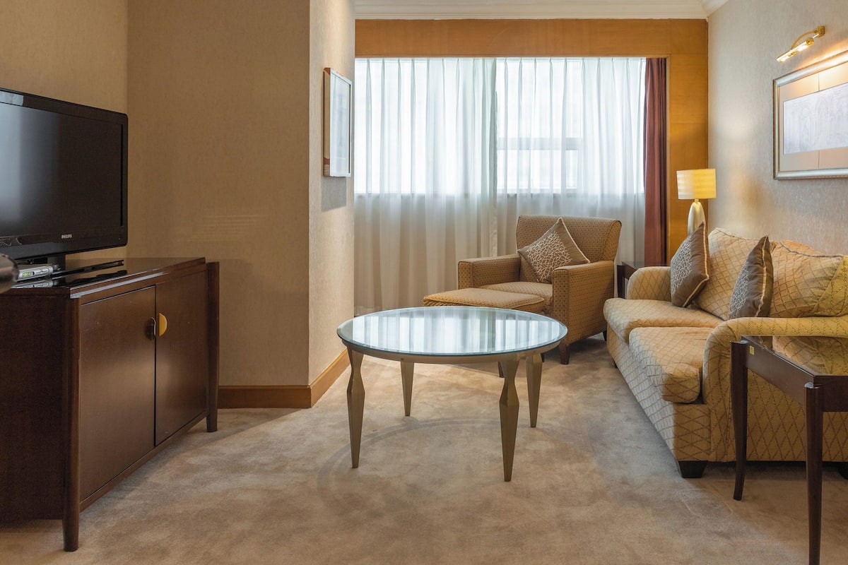 Down duvets, Select Comfort beds, minibar, in-room safe