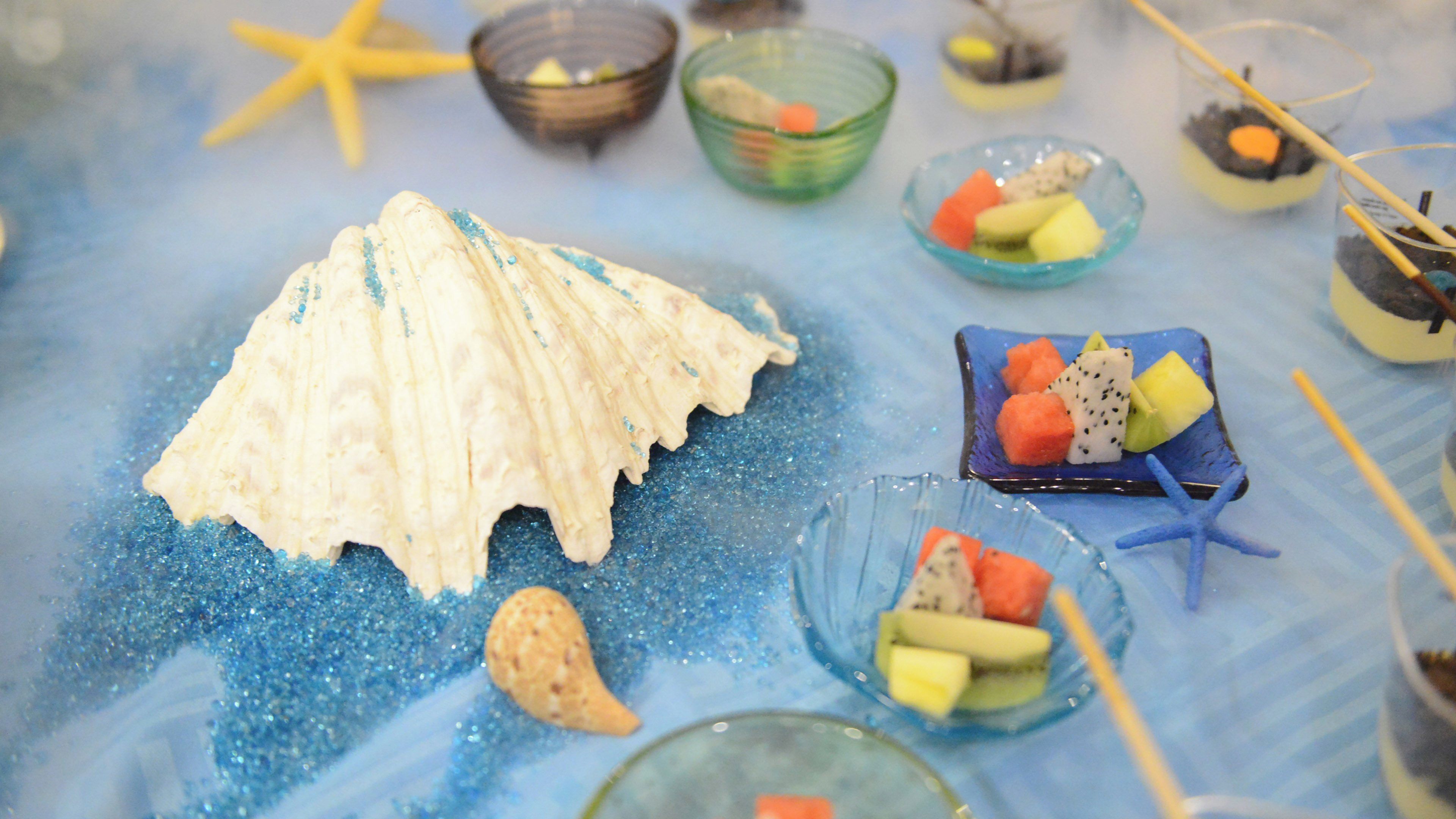 Una mesa con diversos alimentos y elementos decorativos.