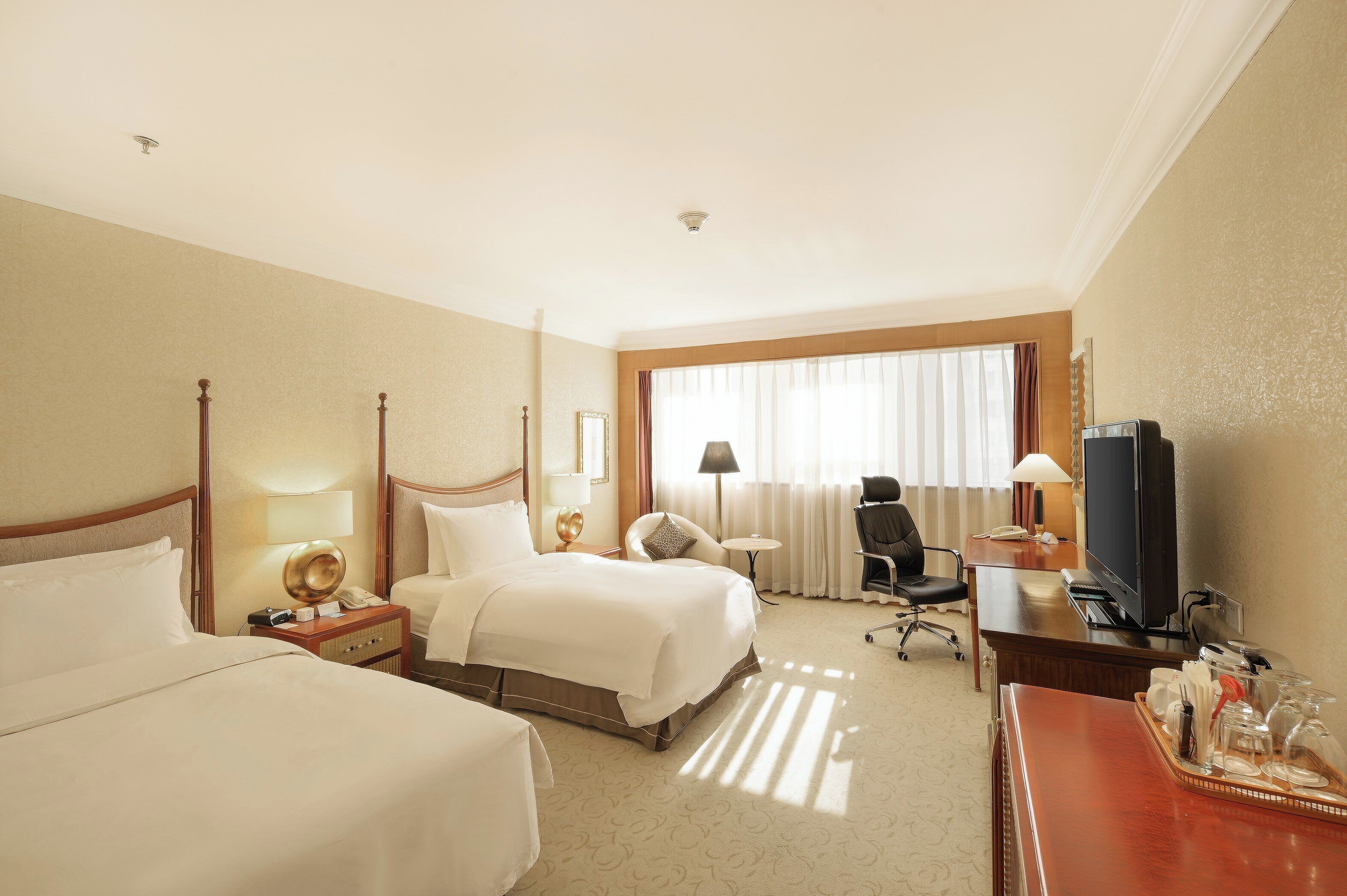 羽绒被、Select Comfort 床、迷你吧、客房内保险箱