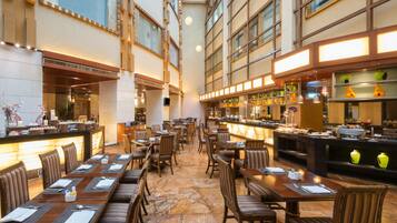 Daily buffet breakfast (CNY 140 per person)