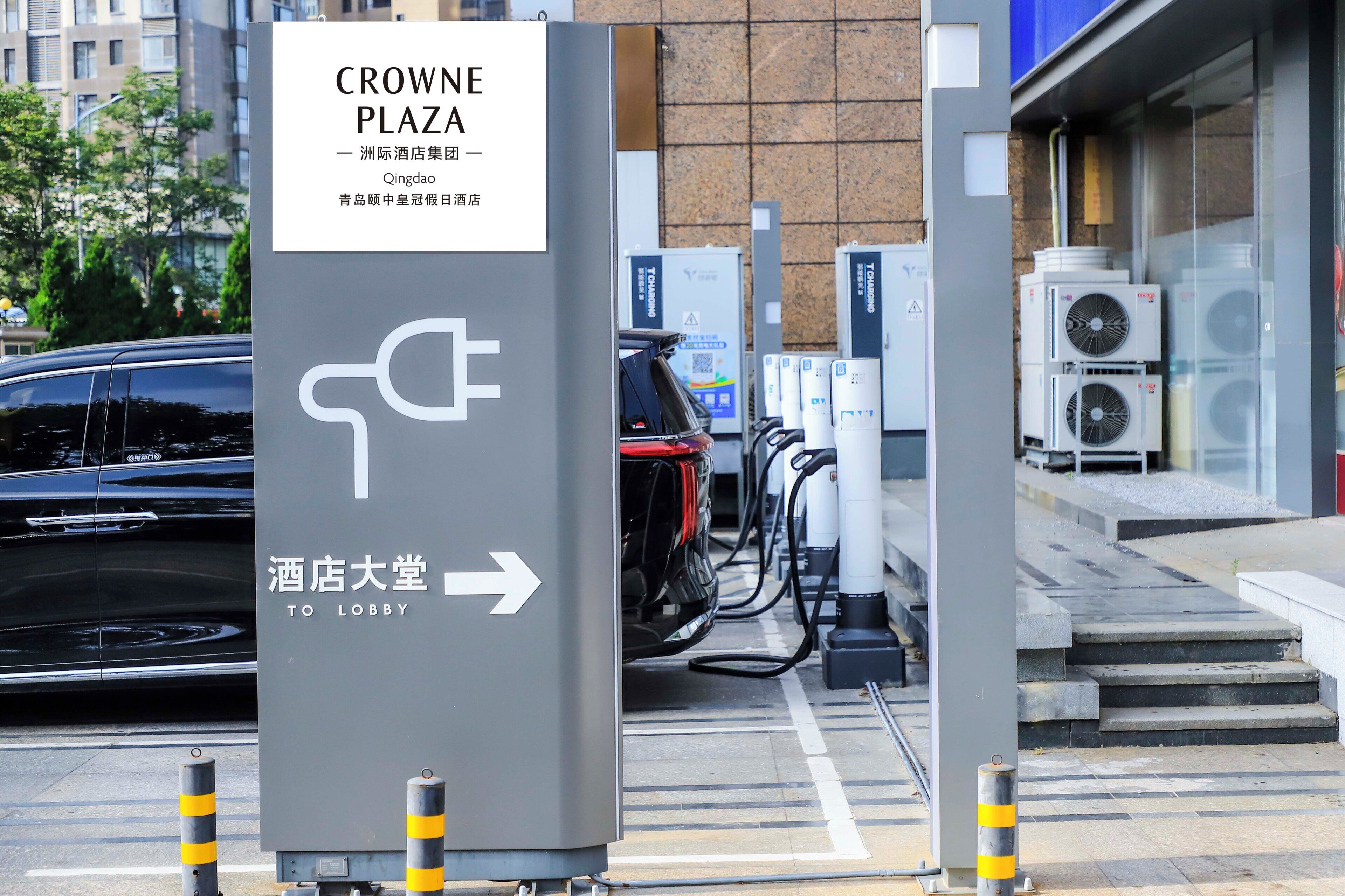 Parkschild für Crowne Plaza mit Pfeil zur Rezeption.