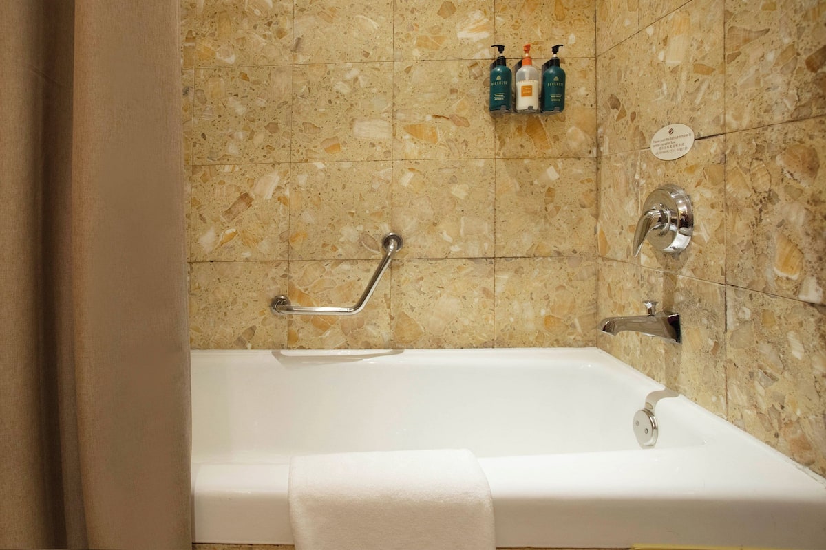 Standard Room, 1 King Bed | Room amenity