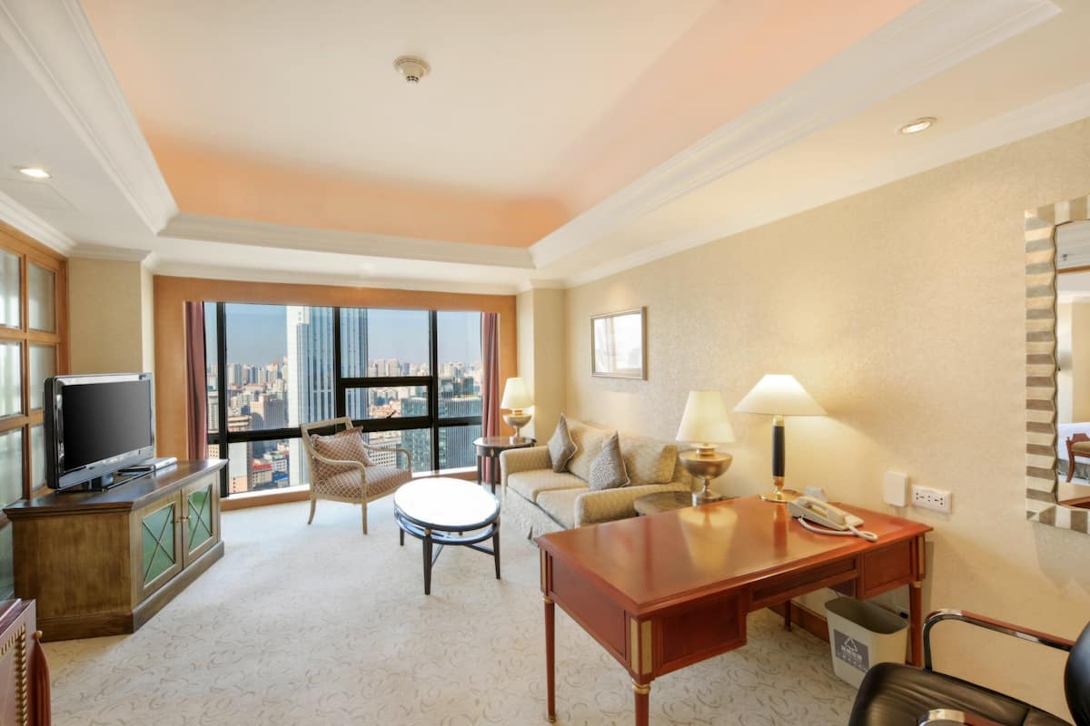Business Suite (Executive) | Down comforters, Select Comfort beds, minibar, in-room safe