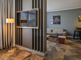 Apartment, 1 Double Bed | Hypo-allergenic bedding, Select Comfort beds, in-room safe, desk