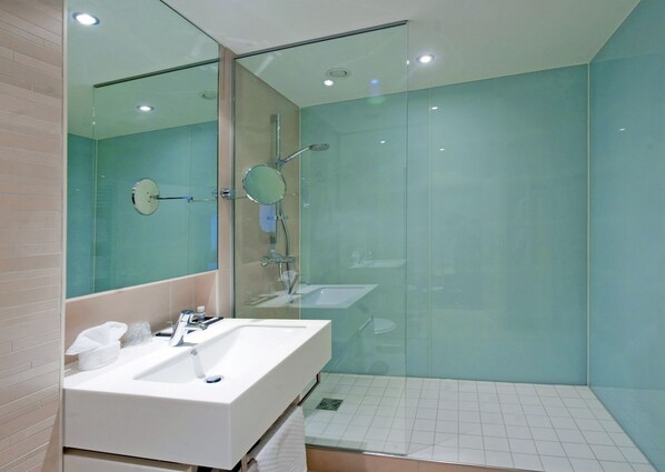 Eco-friendly toiletries, hair dryer, towels - Mercure Hotel Köln Belfortstraße (Cologne)