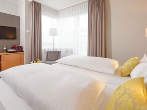 Standard Twin Room, Annex Building | Hypo-allergenic bedding, Select Comfort beds, in-room safe, desk - Mercure Hotel Köln Belfortstraße (Cologne)