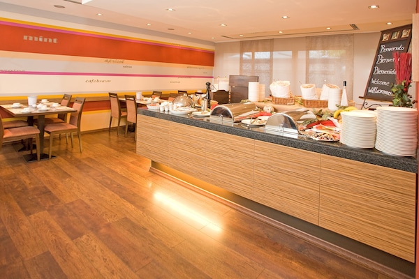 Se ofrece un desayuno bufé (24 EUR por persona)