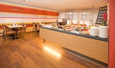 Desayuno buffet (EUR 24 por persona)
