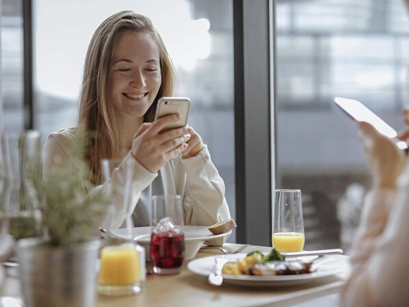 Se ofrece un desayuno bufé (24 EUR por persona)
