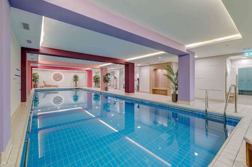 Indoor pool, sun loungers