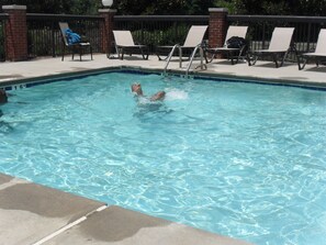 Una piscina al aire libre de temporada