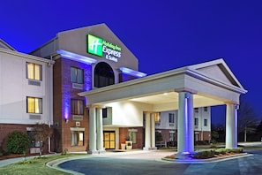 Edificio de Holiday Inn Express & Suites con entrada cubierta y fachada de ladrillo.