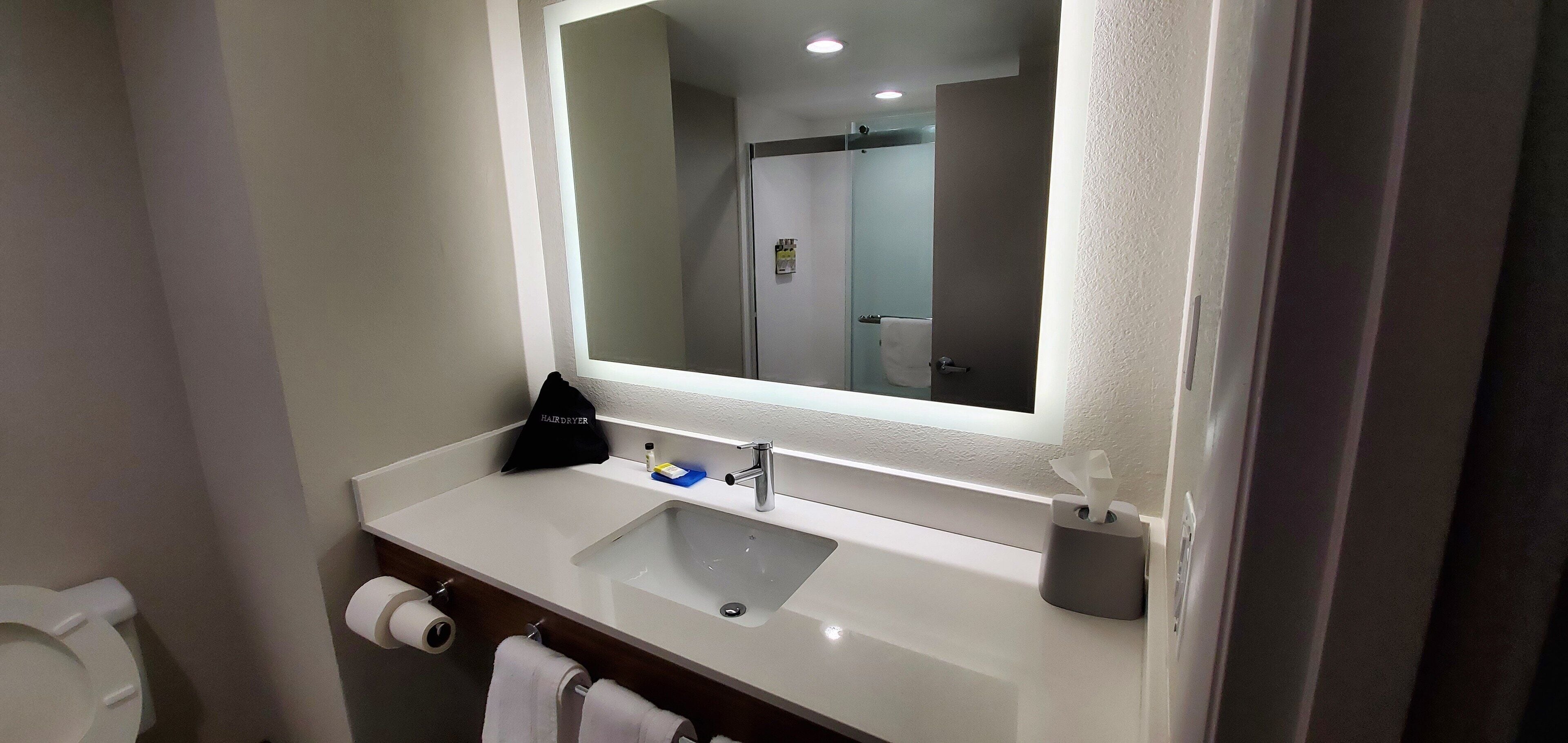 Combined shower/bathtub, hair dryer, towels