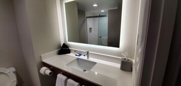 Bañera con ducha, secador de pelo, toallas
