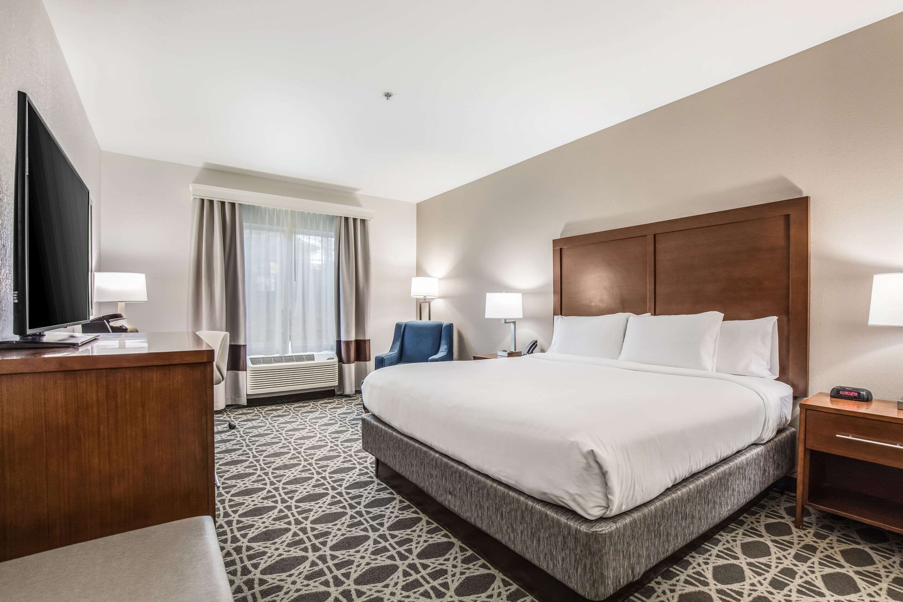 standard room, 1 king bed, non smoking | down duvets, iron/ironing board, free cots/infant beds, rollaway beds