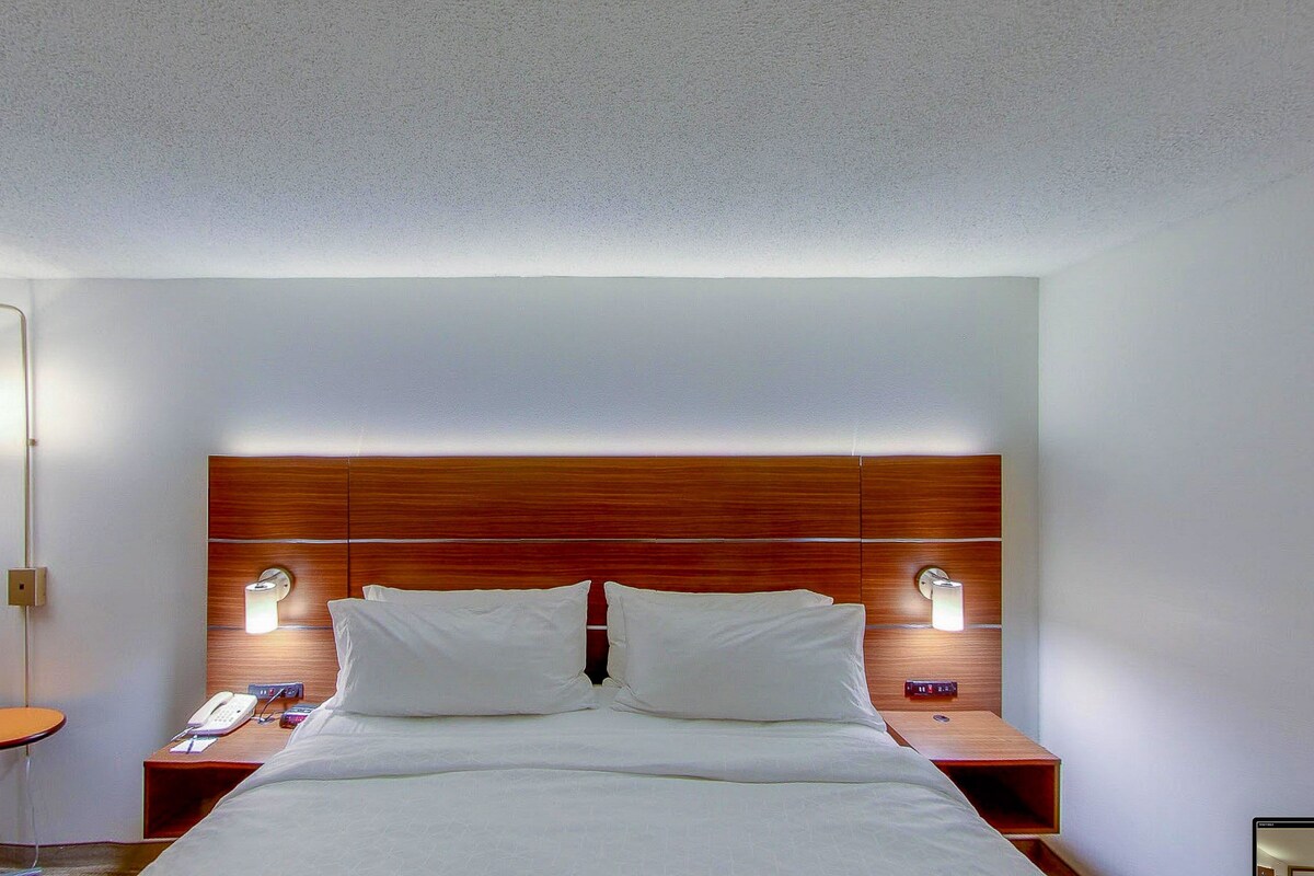 In-room safe, desk, iron/ironing board, cribs/infant beds