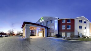 A Holiday Inn Express building with a covered entrance, multiple floors, and a parking lot. - Holiday Inn Express New Haven by IHG (New Haven)