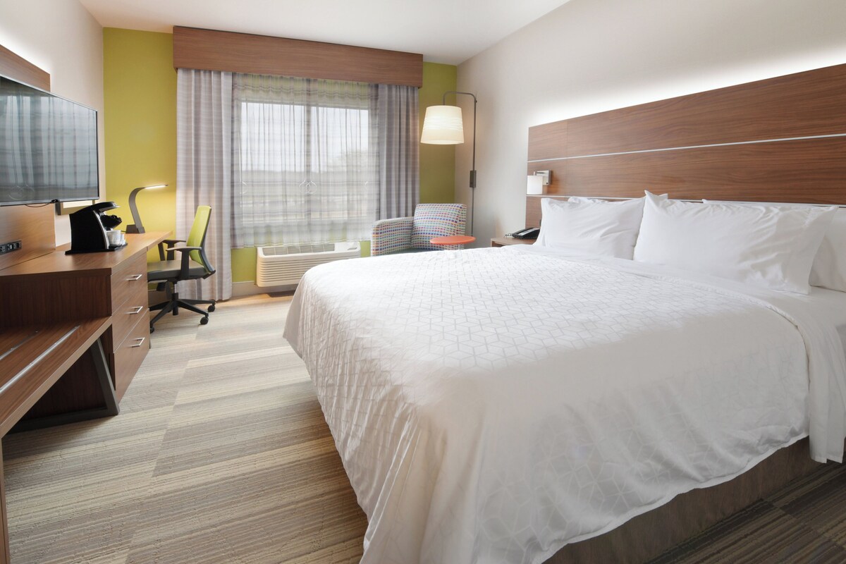Standard Room, 1 King Bed (Leisure) | Desk, iron/ironing board, free WiFi, bed sheets
