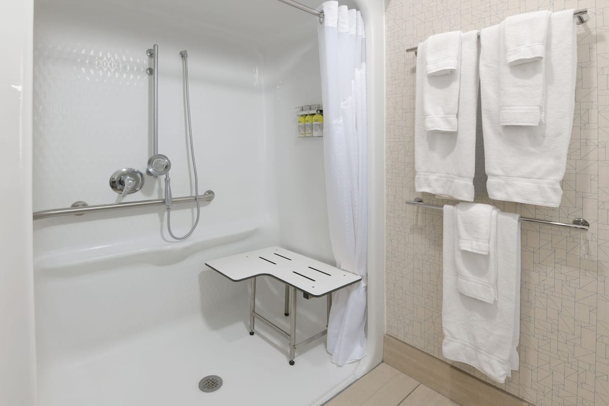combined shower/bathtub, hair dryer, towels