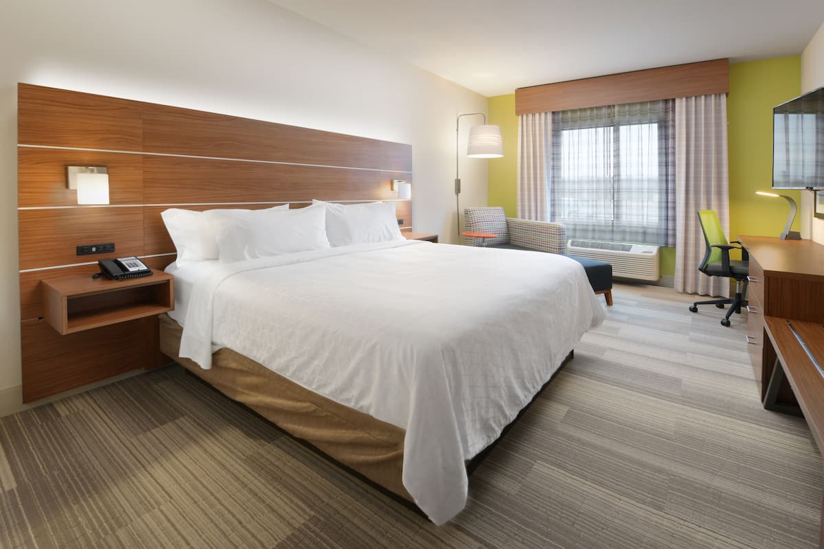 Standard Room, 1 King Bed (Leisure) | Desk, iron/ironing board, WiFi (free), bed sheets