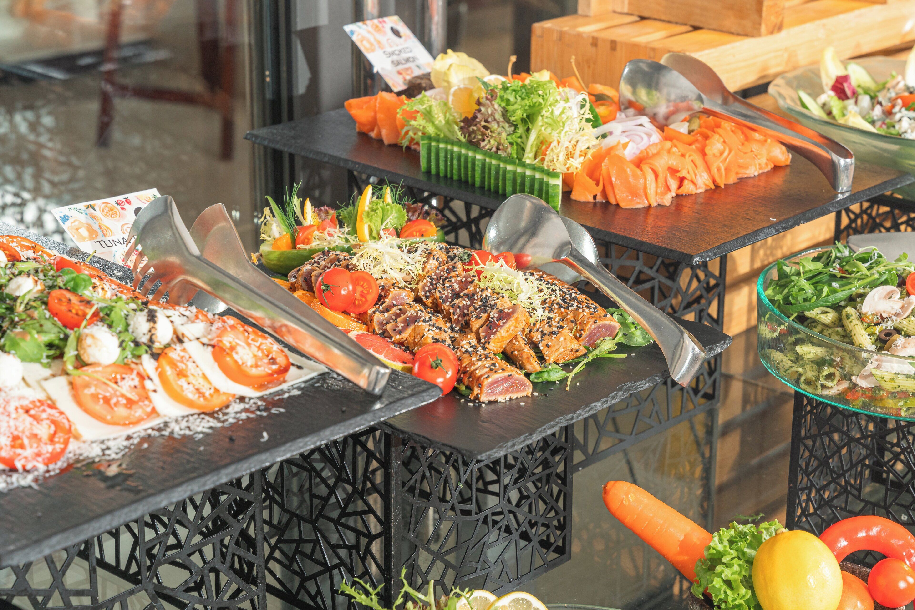 6 か所のレストラン : 朝食、ランチ、ディナーに営業