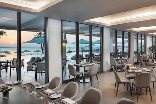 6 restaurants; breakfast, lunch, and dinner served