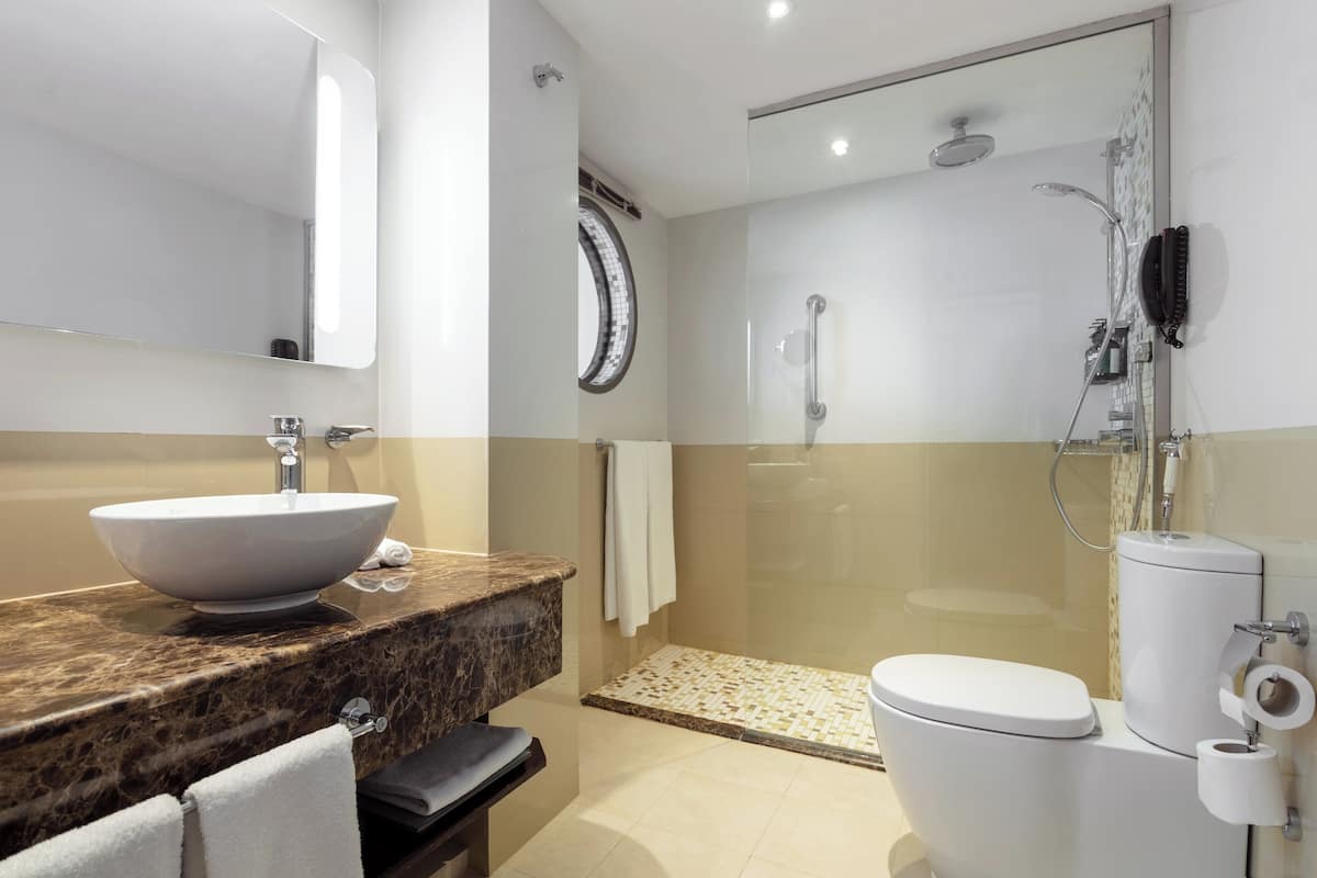 Douche, douche à « effet pluie », articles de toilette écologiques