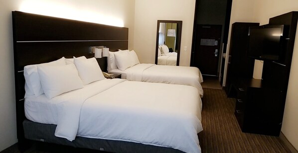 A hotel room with two beds, a nightstand, a TV, and a mirror. - Holiday Inn Express Madera - Yosemite Park Area by IHG (Madera)