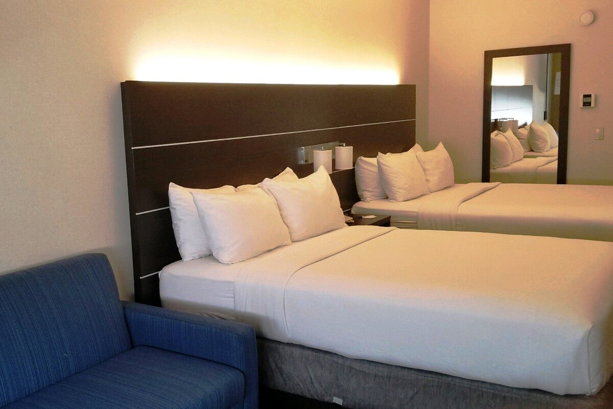 Suite, Plusieurs lits (Additional Living Area) | Coffre-fort, bureau, espace de travail pour ordinateurs portables